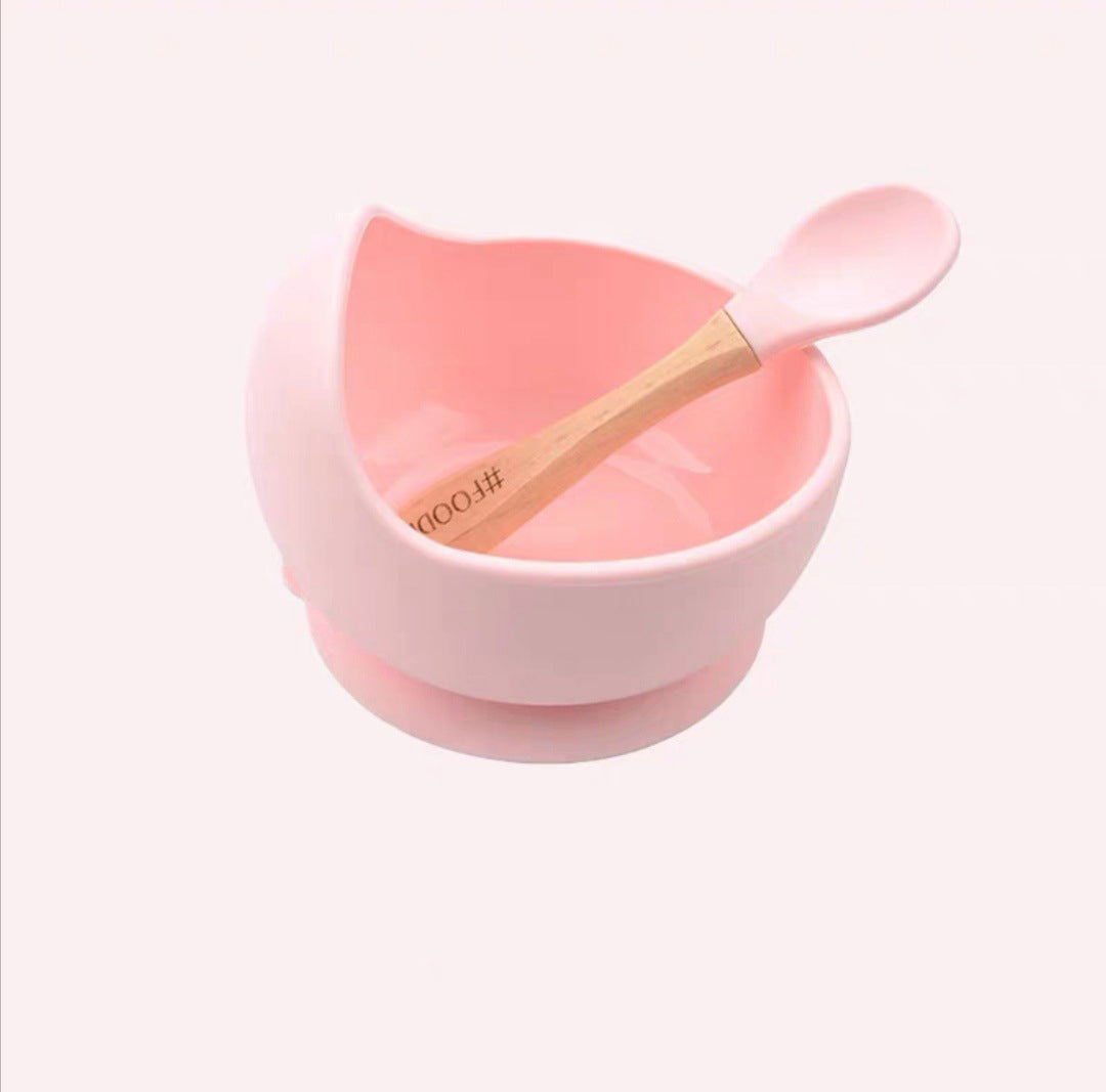 Cozy Cub silicone suction bowl set in light pink for baby feeding, designed for complementary food dishes and easy self-feeding.